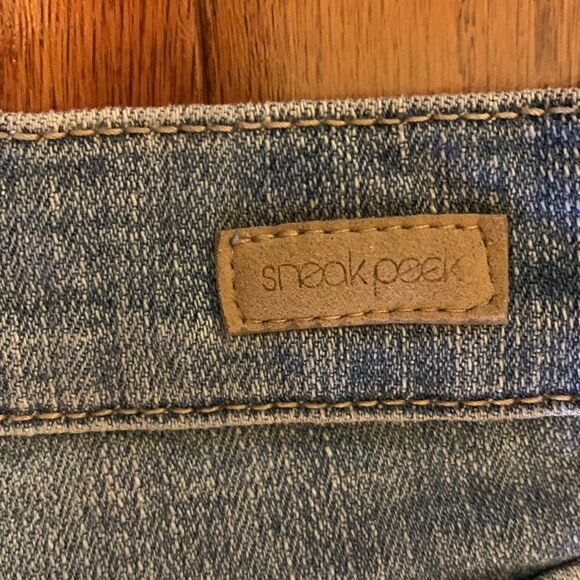 Sneak peek size medium distressed shorts with embroidery lining on the sides - Picture 3 of 11